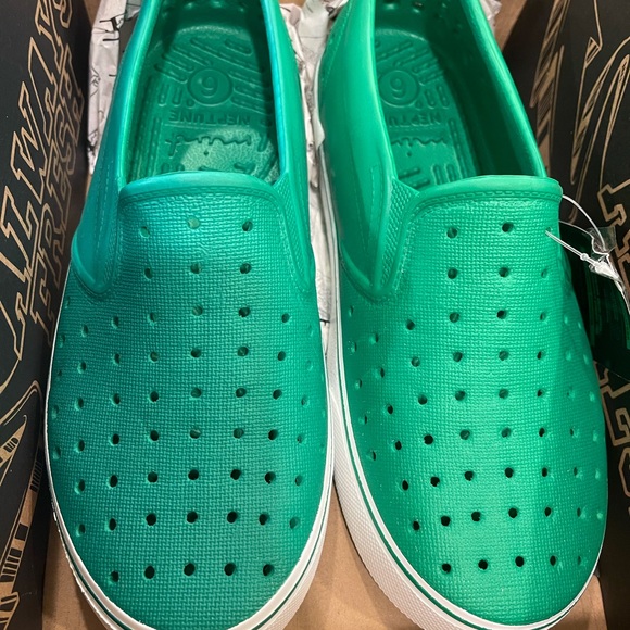 Green waterproof shoes - Picture 3 of 5